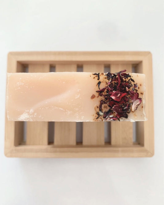 Barre de savon à l'argile rouge française au thé d'hibiscus entièrement naturel